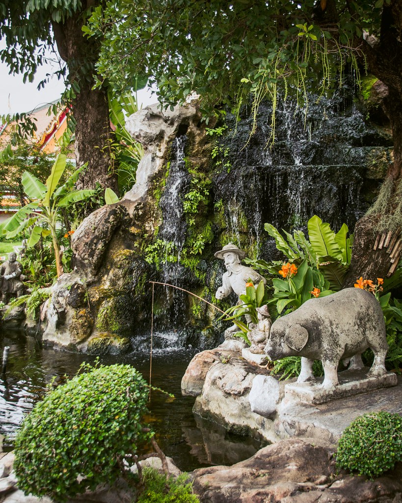 Fountain and greenery at Wat Pho