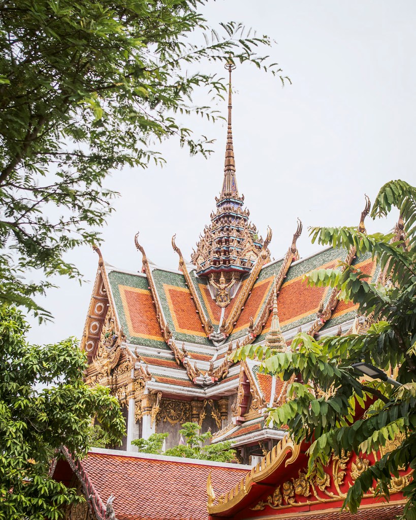 The roof and chedi of Wat Hua Lamphong