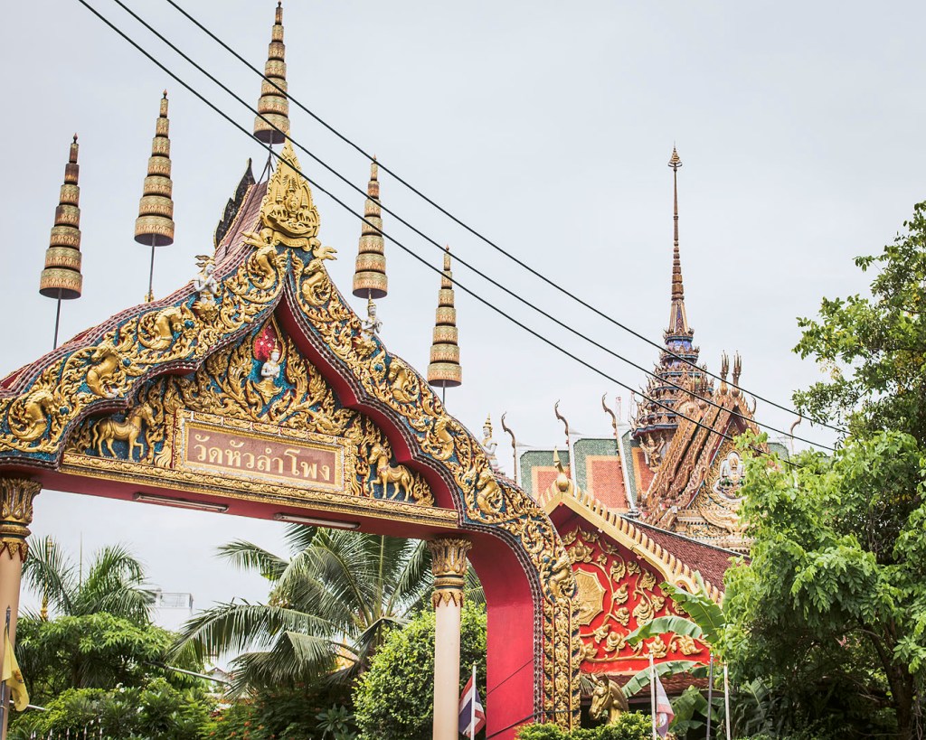 Gateway, roof and chedi of Wat Hua Lamphong