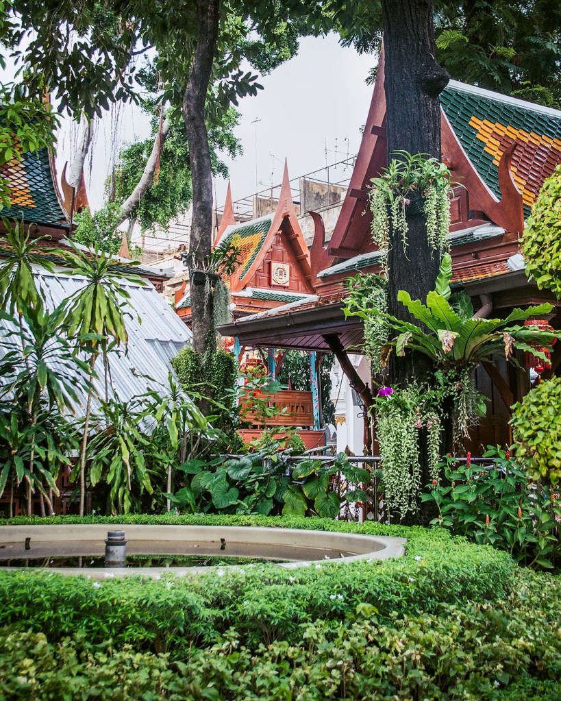 Hedges and a pond in the grounds of Wat Samphanthawong.