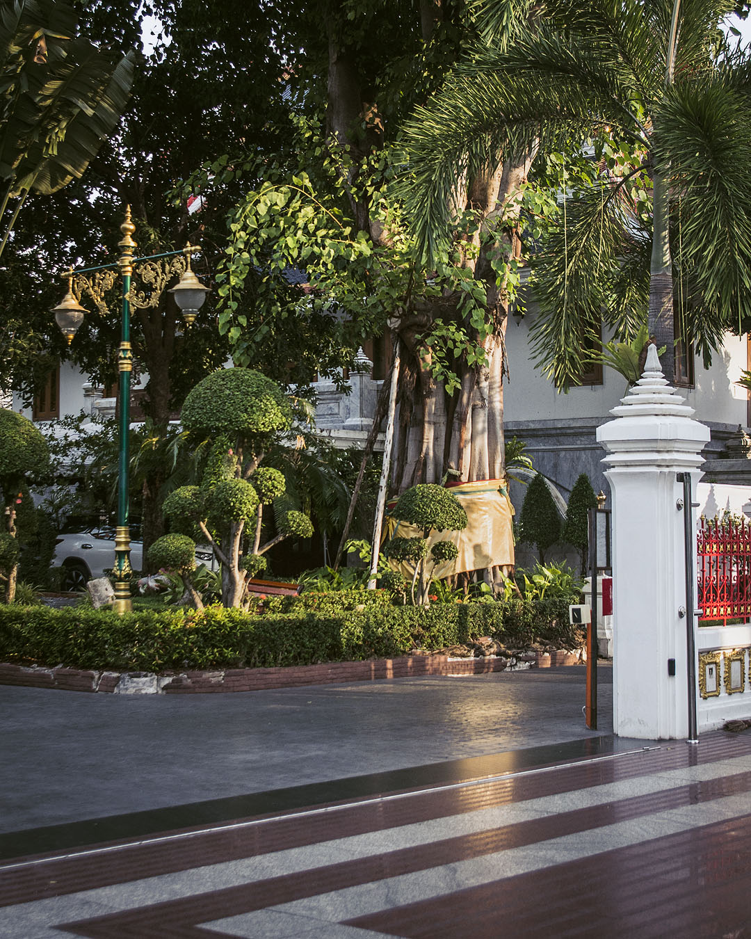 Golden hour in the grounds of Wat Samphanthawong (Wat Ko).