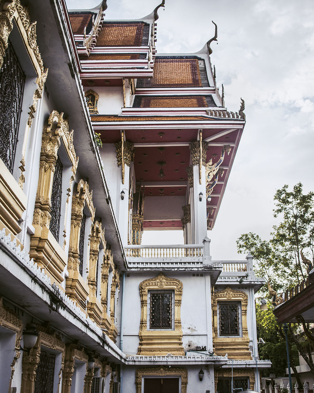 A side view of Wat Samphanthawong (Wat Ko).