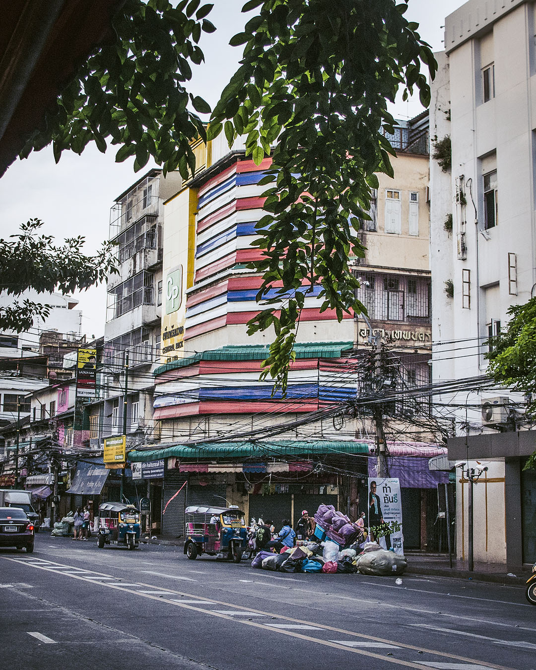 A colourful building on Yaoworat Road.