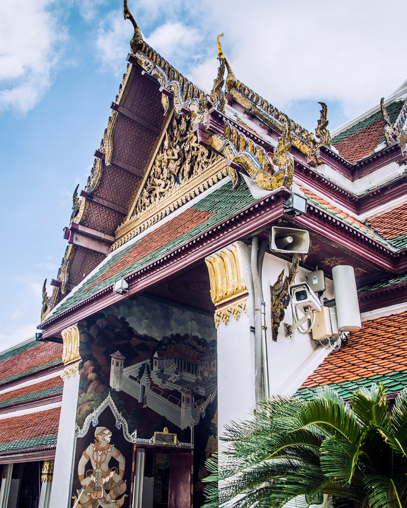Entrance to the corridor surrounding the Wat Phra Kaew complex.