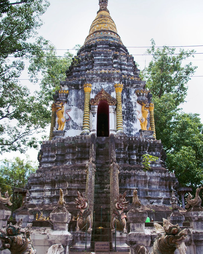 The chedi at Wat Muen San.