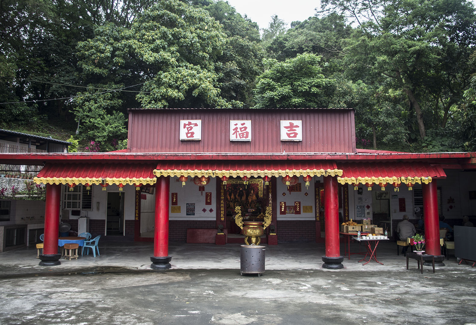A small temple on the Hushan trail in Taipei.