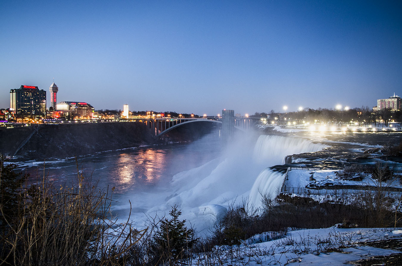 Horseshoe Falls at night.